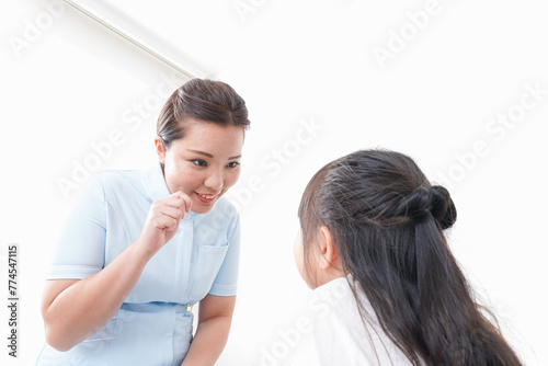 虫歯の治療をする子供