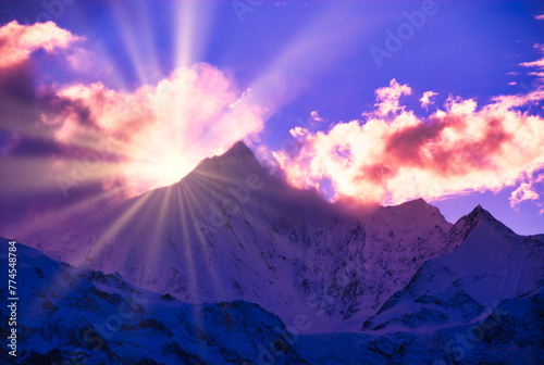 梅里雪山の急峻な霊峰に差し込む太陽光線