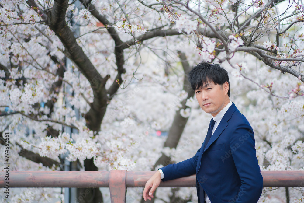 桜とビジネスマン 桜とビジネスマン