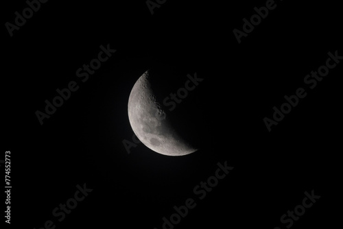 luna creciente en cielo nocturno photo