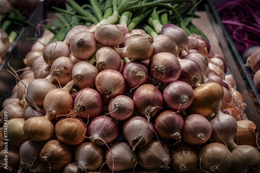 Obraz premium Subject Fresh bunch of shallots, culinary ingredient in market display