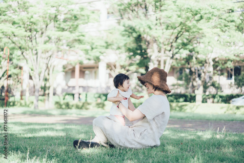 芝生で遊ぶ赤ちゃんとお母さん