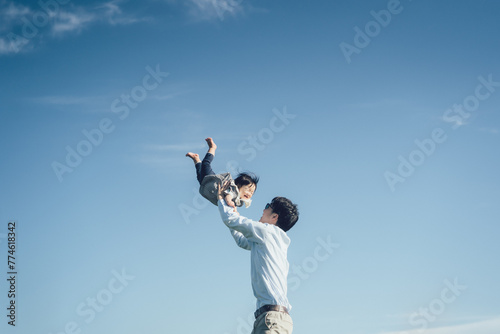 Photos 赤ちゃんを高い高いするお父さん