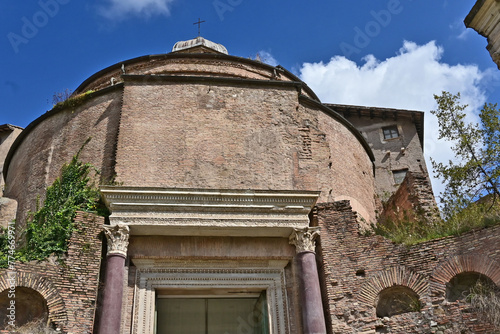 Roma, le antiche rovine dei Fori Imperiali ed il Tempio di Romolo photo