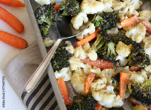 Una teglia con broccoli al forno, cavolfiori, carote ed erbe aromatiche. Cibo sano e vegetariano. Vista dall'alto.