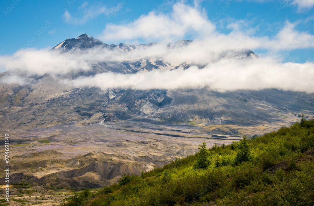 Fototapeta premium Cloudy Ethereal Peaks of Mount Saint Helens in Washington State