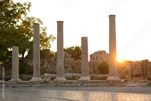 Starożytne kolumny Side w Turcji  photo