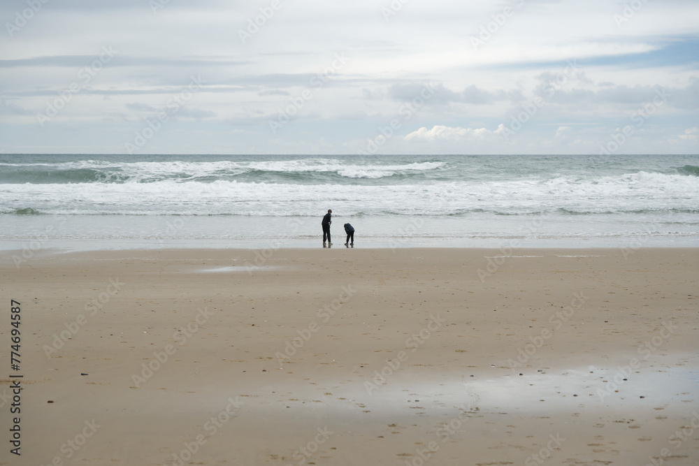 Enfants qui jouent au bord de la plage. Océan, jeus d'enfants