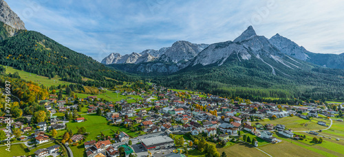 Ausblick über Ehrwald zur markanten Sonnenspitze in der Region Tiroler Ausserfern im Oktober