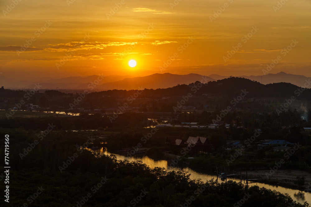Obraz premium Beautiful orange sunset and mountain outlines
