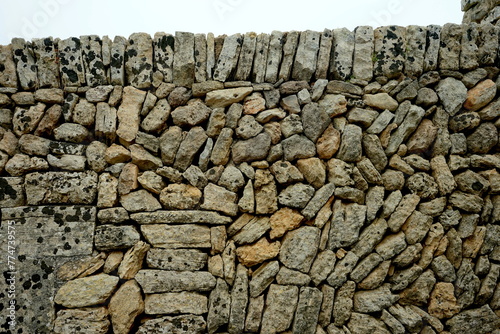 alte Mauer aus Feldsteinen
