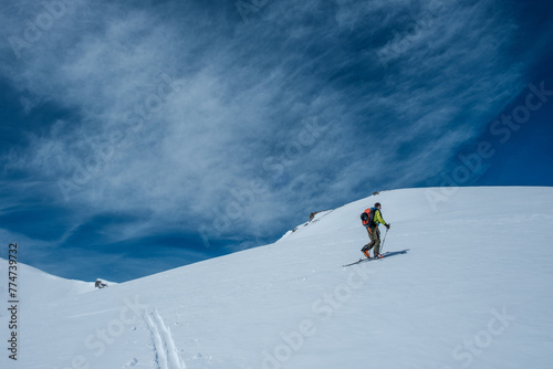 Sci alpinista in salita verso la vetta del Valserhorn, Canton Grigioni, Svizzera