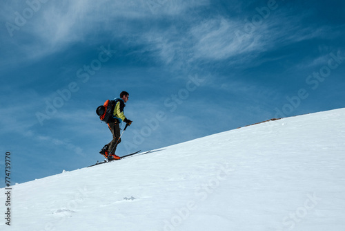 Sci alpinista in salita verso la vetta del Valserhorn, Canton Grigioni, Svizzera
