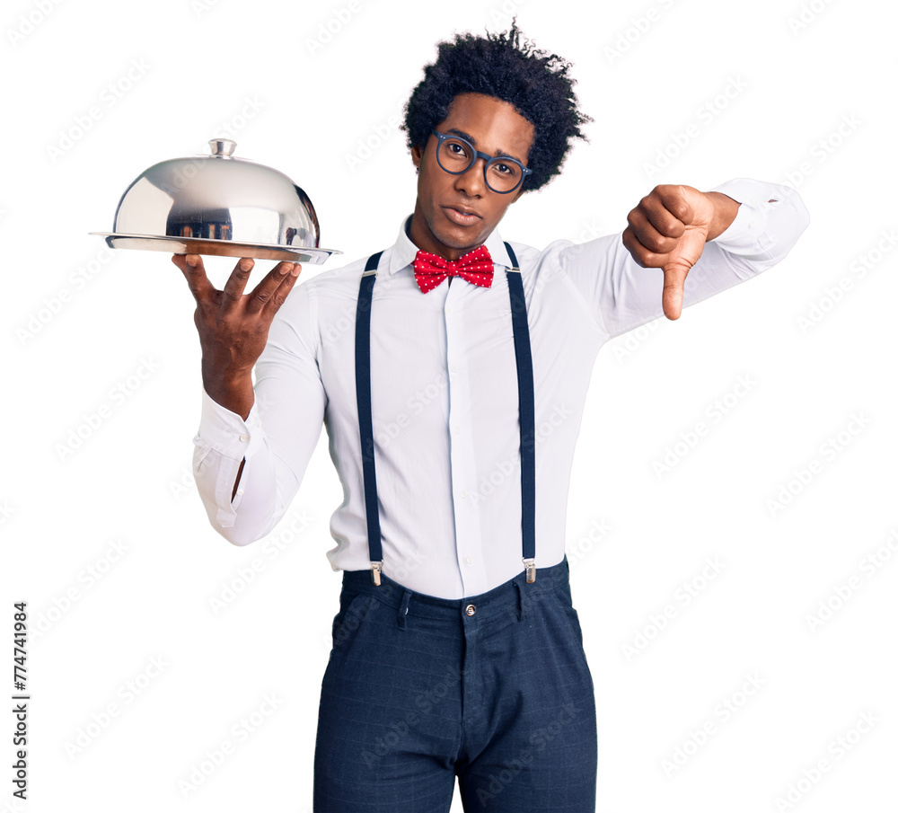 Φωτογραφία Handsome african american man with afro hair wearing waiter uniform holding silv
