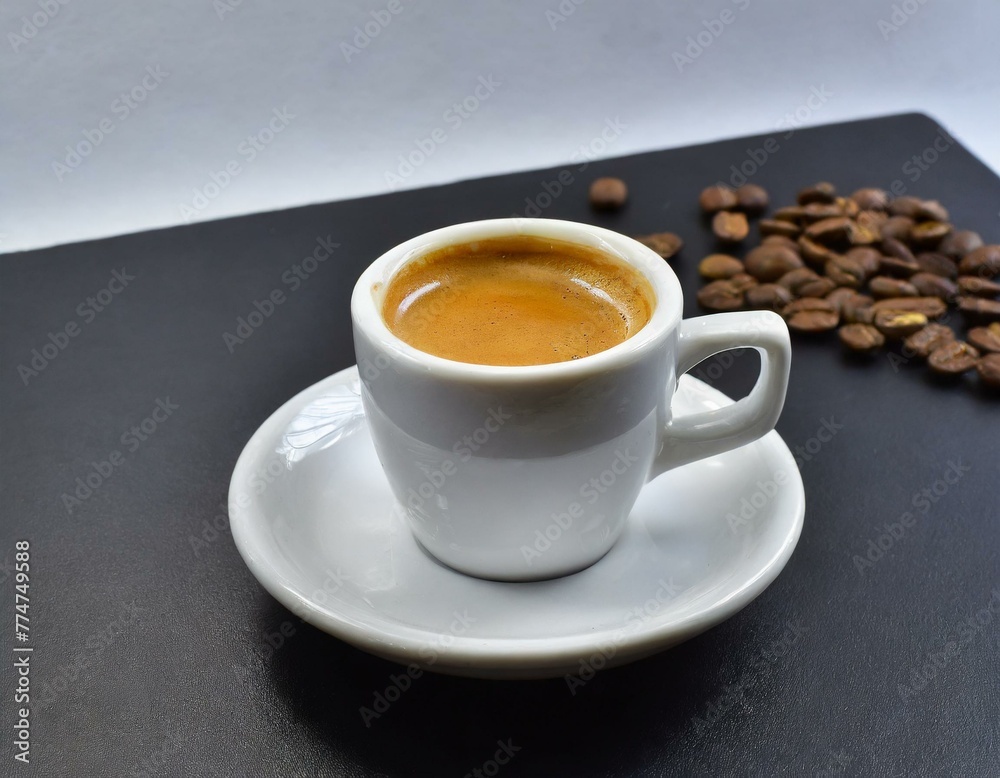 Espresso mit Crema in Tasse mit clean Background ruhigem hintergrund und Kaffeebohnen Espresso mit Crema in Tasse mit clean Background ruhigem hintergrund und Kaffeebohnen