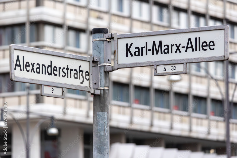 Straßenschild Karl-Marx-Allee / Karl Marx Allee / Alexanderstraße Berlin Straßenschild Karl-Marx-Allee / Karl Marx Allee / Alexanderstraße Berlin