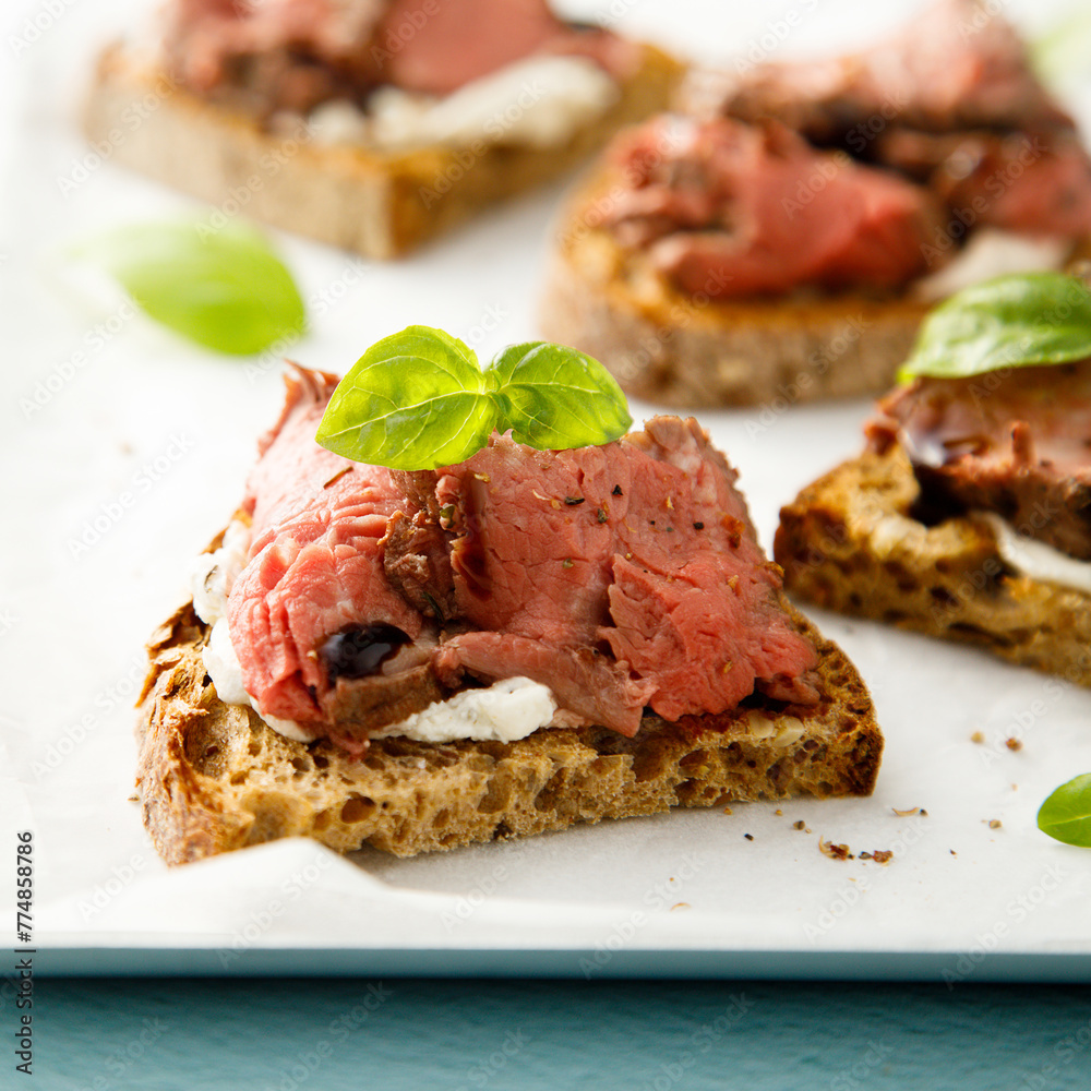 Roast beef on toast with cream cheese and balsamic Roast beef on toast with cream cheese and balsamic