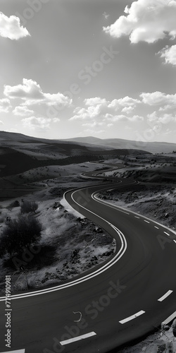 Paisagem de montanha com estrada sinuosa