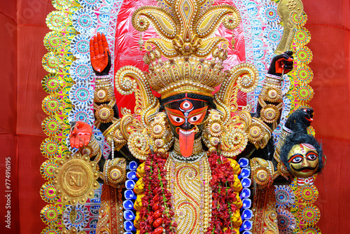 Tableau sur toile Idol of Goddess Maa Kali at a decorated puja pandal in West Bengal, India
