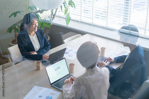 ガラス越しの打合せ風景