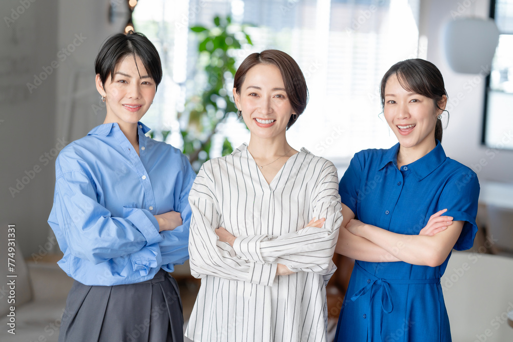 笑顔の女性3人