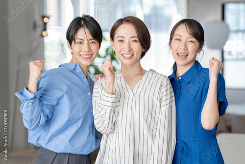 笑顔の女性3人 photo