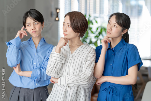 Plakat 悩む女性