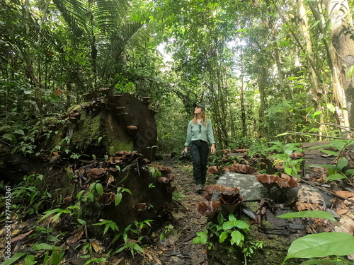 mulher caminhando em trilha na floresta amazônica em pedra branca do amapari, amapá 