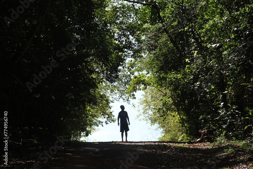 homem caminhando em floresta no amapá 