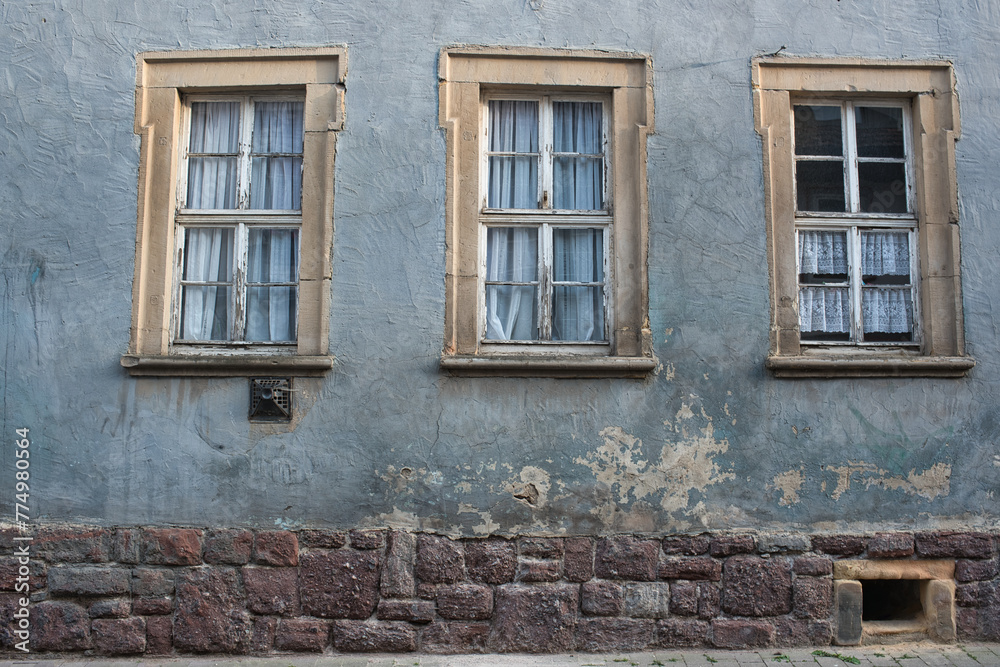 Fassade und Fenster eines alten Hauses