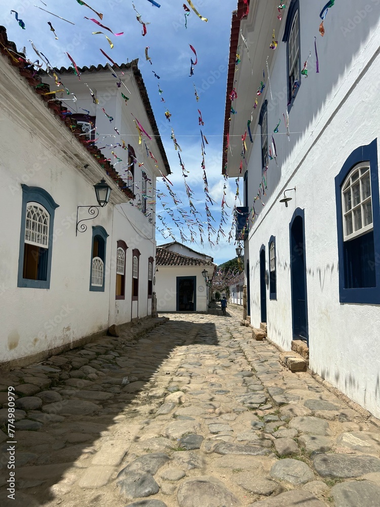 Rua pé de moleque em paraty com casarios e decoração no centro histórico tompado pela unesco