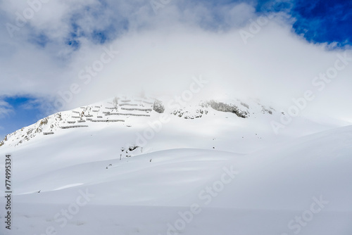 Julierpass, Passstrasse, Bergstrasse, Strassendienst, Passhöhe, Engadin, Alpen, Winter, Winterwanderweg, Wintersport, Schneedecke, Eis, Lawinengefahr, Graubünden, Schweiz photo