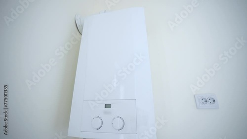 Water heater with stabilizer, white