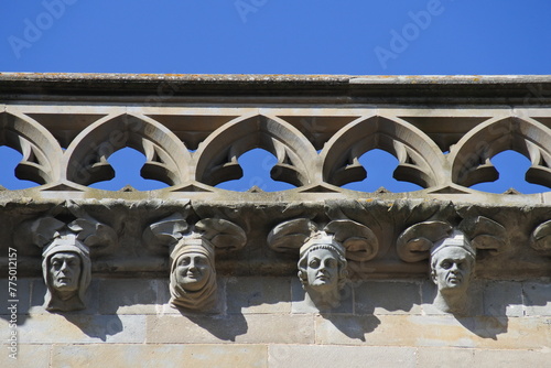 Köpfe aus Stein an der Basilika St-Nazaire-St-Celse in Carcassonne