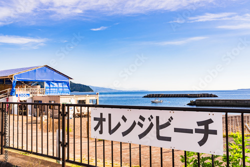 日本 の 海水浴場 と 海の家 【 夏 の ビーチ の イメージ 】 