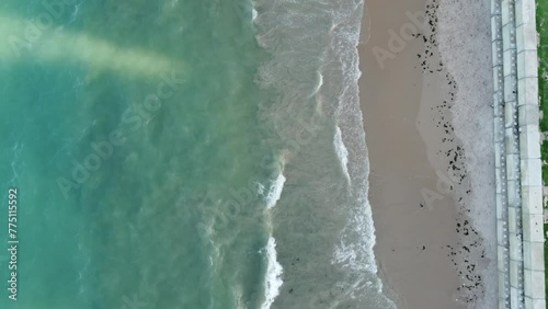 Visão aérea de ondas no mar de maceió, alagoas photo