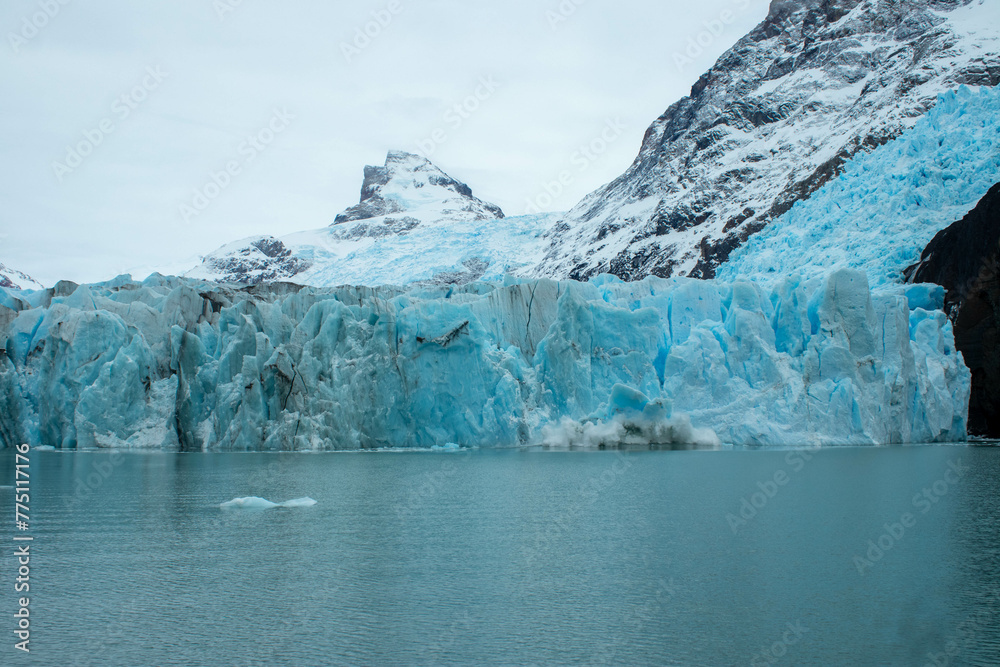 Fototapeta Bajo el Manto Helado: Glaciares de la Patagonia Austral