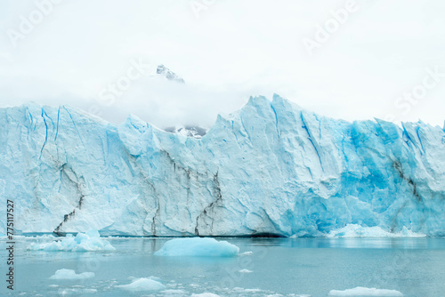 Azul Profundo: Glaciares que Desafían al Tiempo