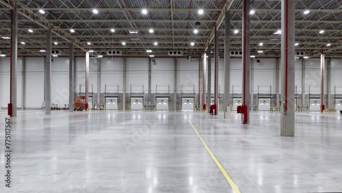 Spacious bright warehouse. Smooth passage to the docks