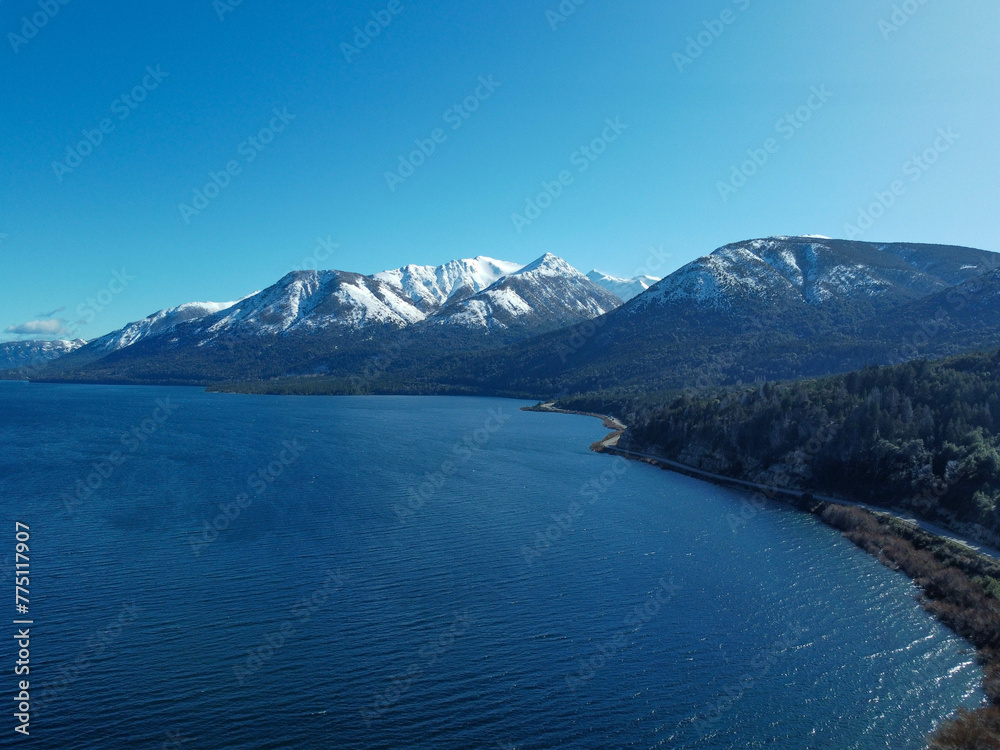 Naklejka premium Entre nieve y árboles: Paisajes idílicos de la Ruta de los 7 Lagos