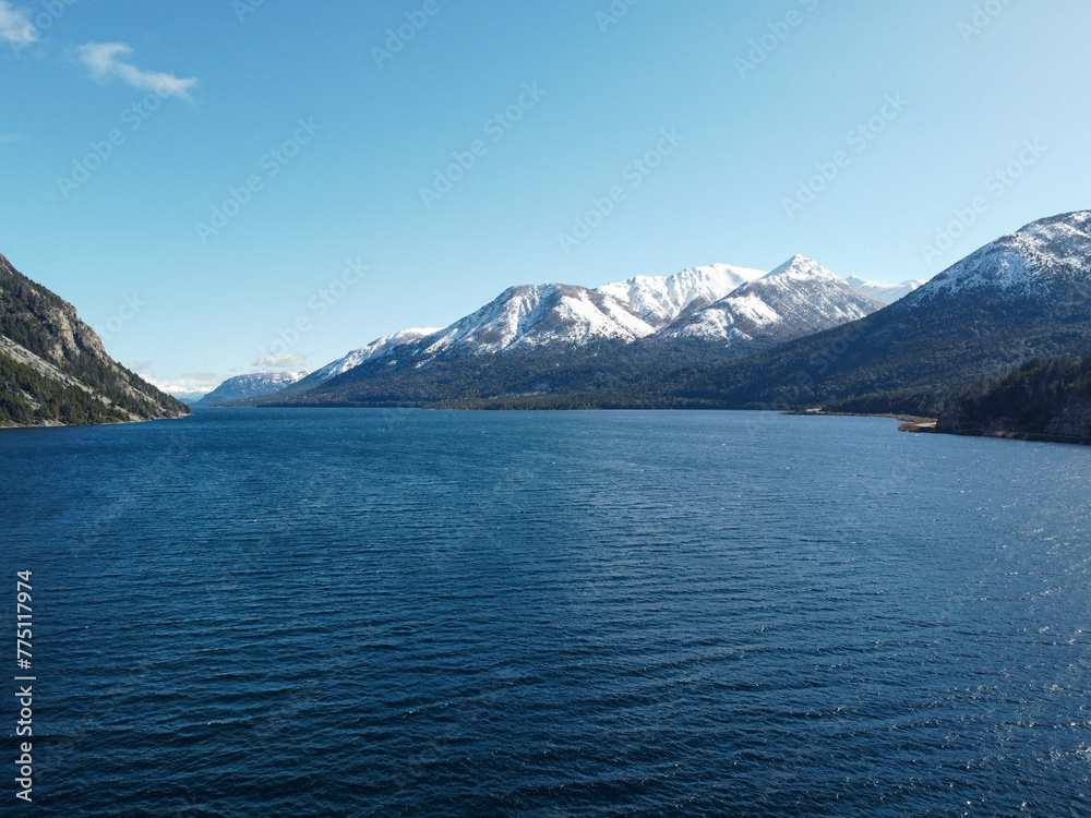 Reflejos de invierno: La serenidad de los lagos de Bariloche bajo la nieve
