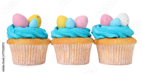 Foto Tasty decorated Easter cupcakes isolated on white