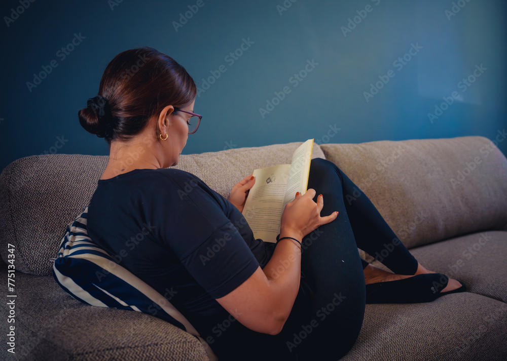 Mujer leyendo en casa - obrazy, fototapety, plakaty 