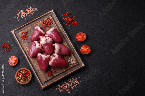 Foto Raw turkey or chicken hearts with salt and spices