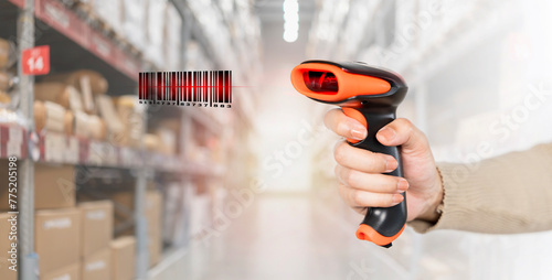 Foto A person is holding a barcode scanner in a warehouse