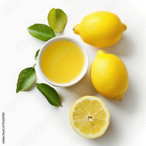 Photographie d’une tasse de jus de citron frais décoré de fruits de citron et de feuilles vertes esthétiques pour les médias publicitaires ou l’illustration d’articles. Isolé sur fond blanc photo