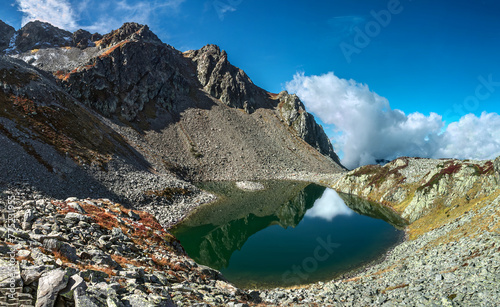 Lacs de la Grande Valloire à l' automne dans le massif de Belledonne , depuis le Lac de la Folle , Passage Odru , Isère , alpes , France