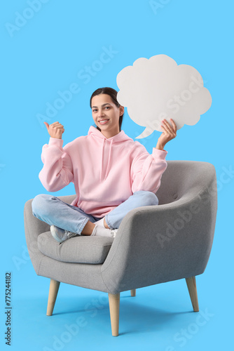 Young woman with blank spee...