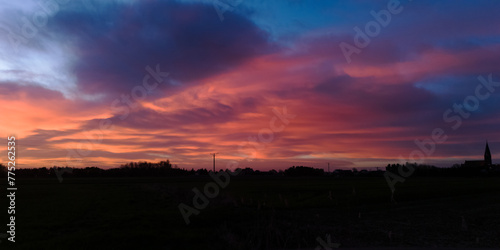 Czerwony zachód słońca, wschód słońca, drzewko,Opolszczyzna Polska, widok z lotu ptaka. © Stanisław Błachowicz