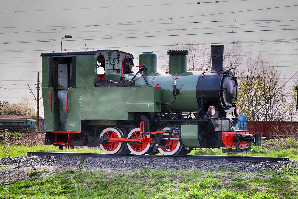 Stara parowa lokomotywa spalinowa na węgiel. - obrazy, fototapety, plakaty 